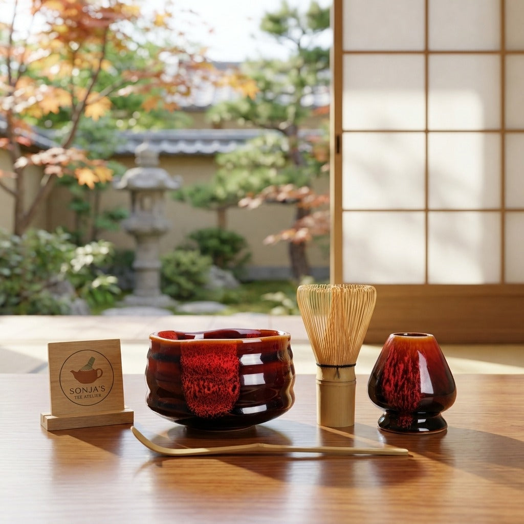 Matcha Set Aka – 4-teilig mit Keramik Schale Schwarz-Rot, Bambusbesen, Halter & Löffel – Japanische Teezeremonie Geschenkset